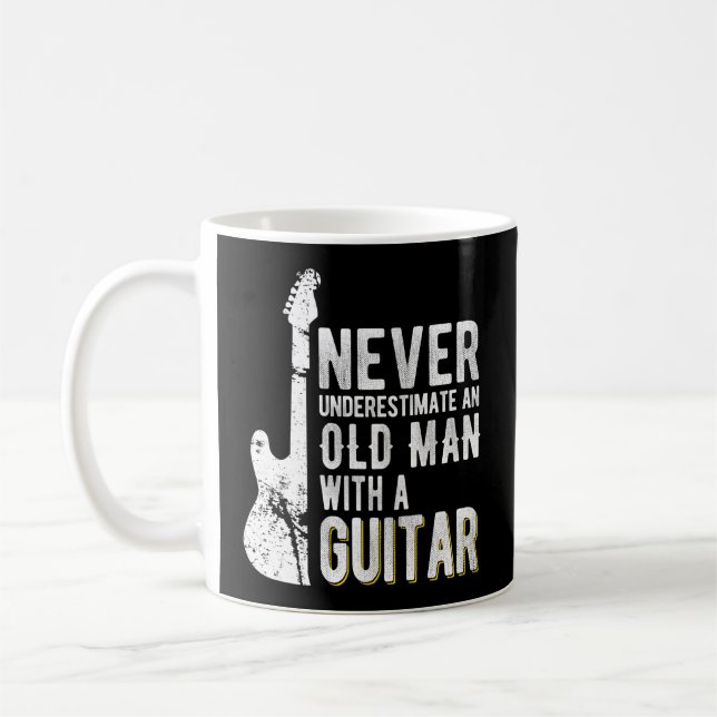 Underskatta aldrig en gammal med en Guitar Guitari Kaffemugg (Vänster)