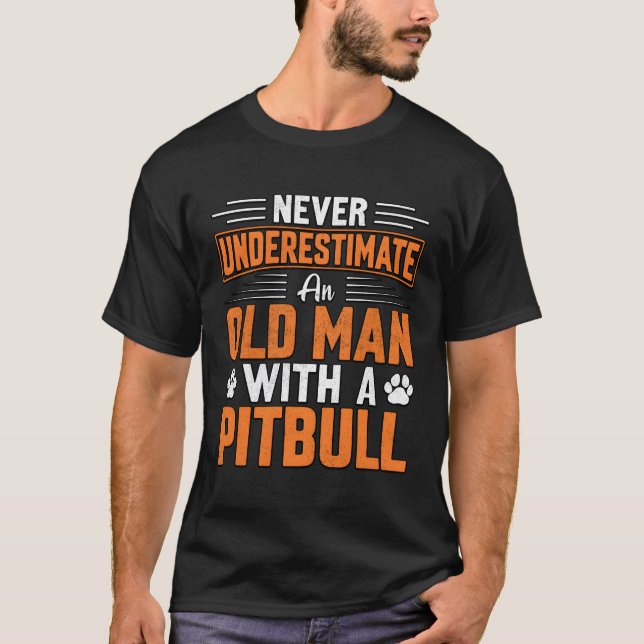 Underskatta aldrig en gammal med en Pitbull T Shirt (Framsida)