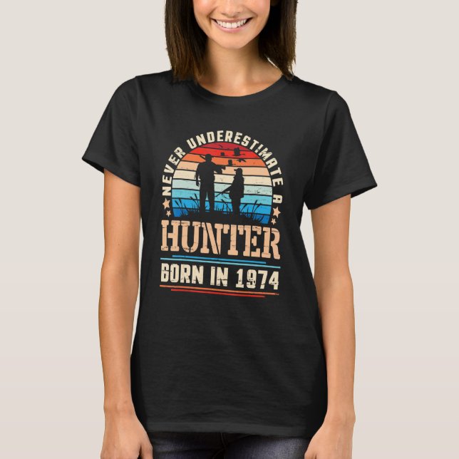 Underskatta aldrig en hunter som fötts 1974 t shirt (Framsida)