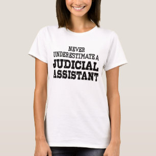 Underskatta aldrig en juridisk assistent t shirt