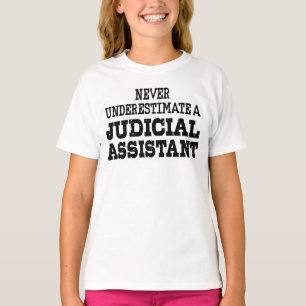 Underskatta aldrig en juridisk assistent t shirt