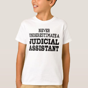 Underskatta aldrig en juridisk assistent t shirt