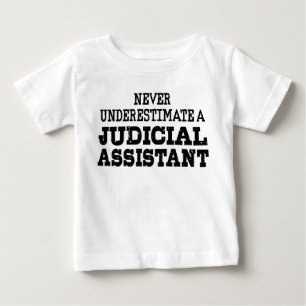 Underskatta aldrig en juridisk assistent t shirt