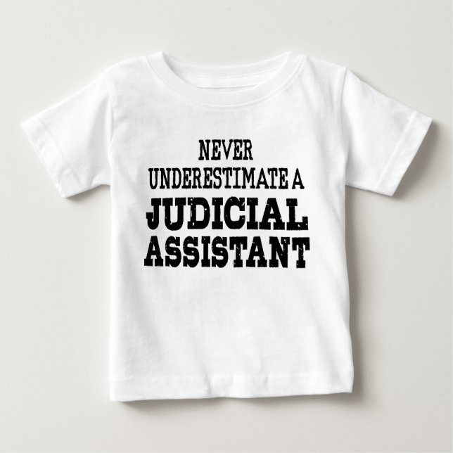 Underskatta aldrig en juridisk assistent t shirt (Framsida)