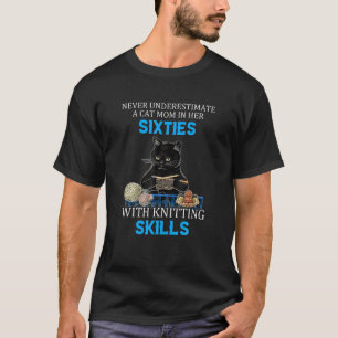 Underskatta aldrig en katt Mamma i hennes 60 år me T Shirt