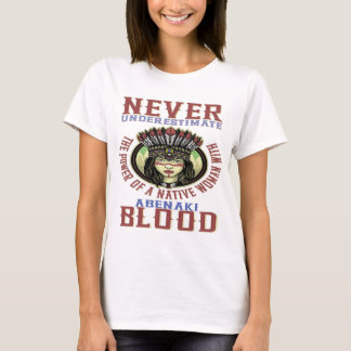 Underskatta aldrig en kvinna med Abenaki blod T Shirt