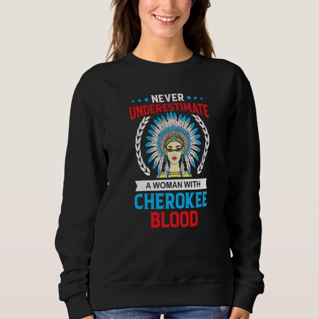 Underskatta aldrig en kvinna med Cherokeblod T Shirt (Framsida)
