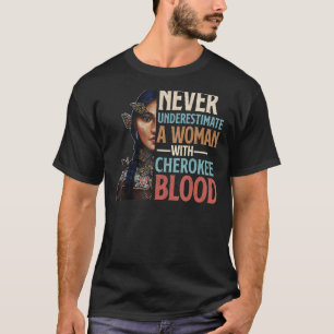 Underskatta aldrig en kvinna med Cherokeblodet r i T Shirt