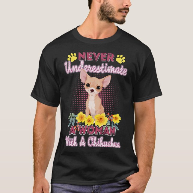 Underskatta aldrig en kvinna med Chihuahua Chih T Shirt (Framsida)