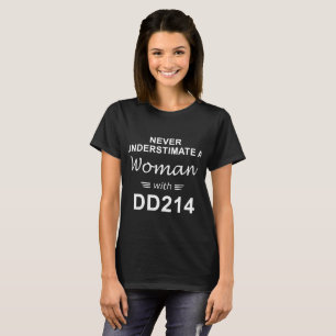 underskatta aldrig en kvinna med dd214 PROUD WOMAN T Shirt
