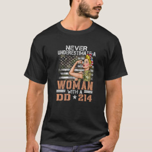Underskatta aldrig en kvinna med DD 214 stolt US V T Shirt