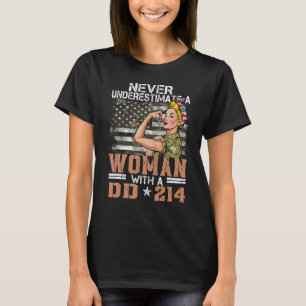 Underskatta aldrig en kvinna med DD 214 stolt US V T Shirt