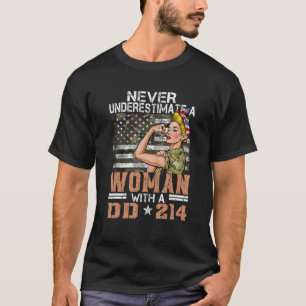 Underskatta aldrig en kvinna med DD 214 stolt US V T Shirt
