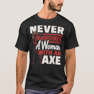 Underskatta aldrig en kvinna med en ax som kastar  t shirt