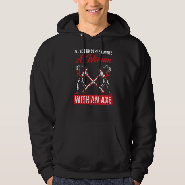 Underskatta aldrig en kvinna med en ax Thrower Hoodie (Framsida)