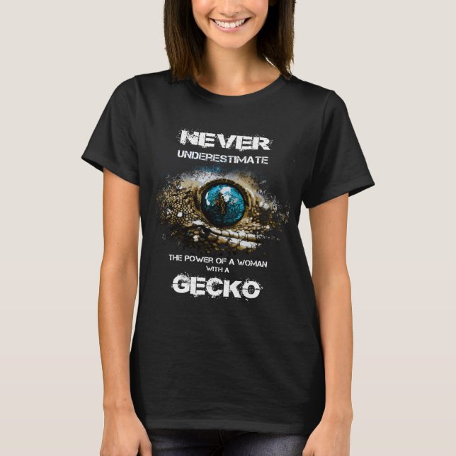 Underskatta aldrig en kvinna med en gecko tee (Framsida)