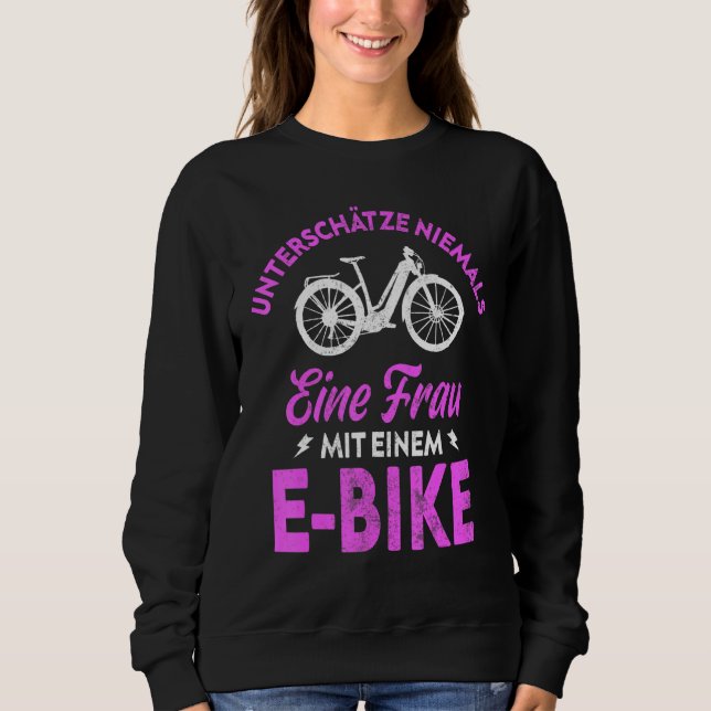Underskatta aldrig en kvinna med en kvinnlig kvinn t shirt (Framsida)