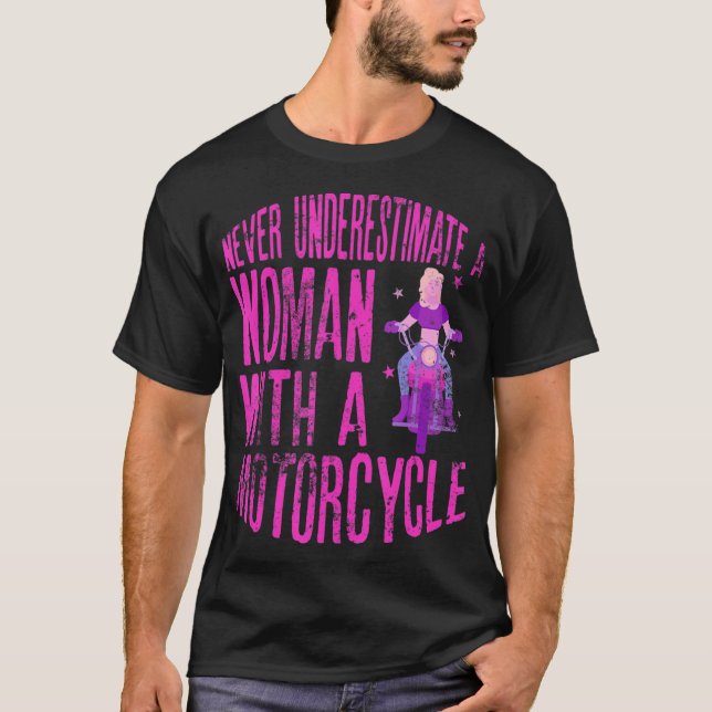 Underskatta aldrig en kvinna med en motorcykel A F T Shirt (Framsida)