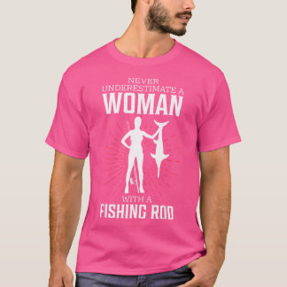 Underskatta aldrig en kvinna med en Roligt av fisk T Shirt