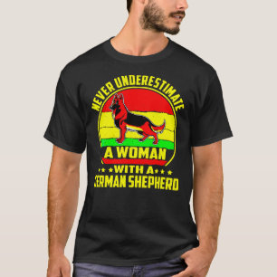 Underskatta aldrig en kvinna med en tysk herde t shirt