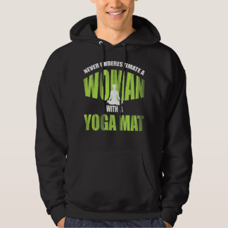 Underskatta aldrig en kvinna med en Yoga Mat_-funn Hoodie