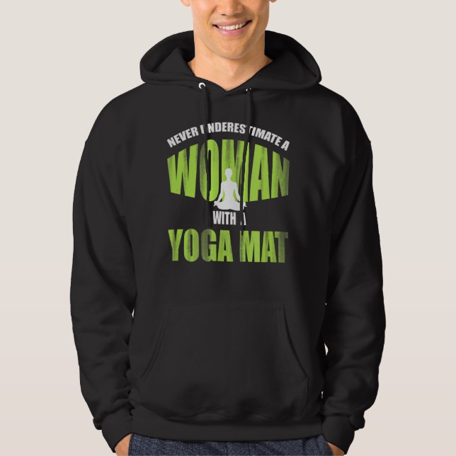 Underskatta aldrig en kvinna med en Yoga Mat_-funn Hoodie (Framsida)