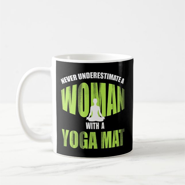 Underskatta aldrig en kvinna med en Yoga Mat_-funn Kaffemugg (Vänster)