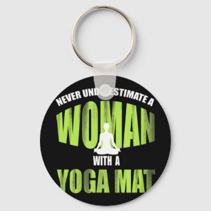 Underskatta aldrig en kvinna med en Yoga Mat_-funn Nyckelring