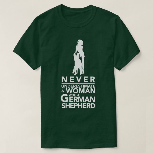 Underskatta aldrig en kvinna med GSD T Shirt (Design framsida)