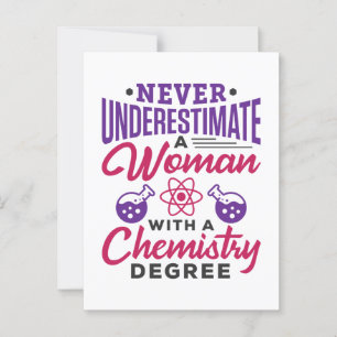 Underskatta aldrig en kvinna med kemiexamen vykort