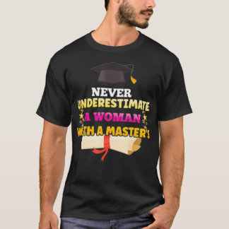Underskatta aldrig en kvinna med magisterexamen t shirt