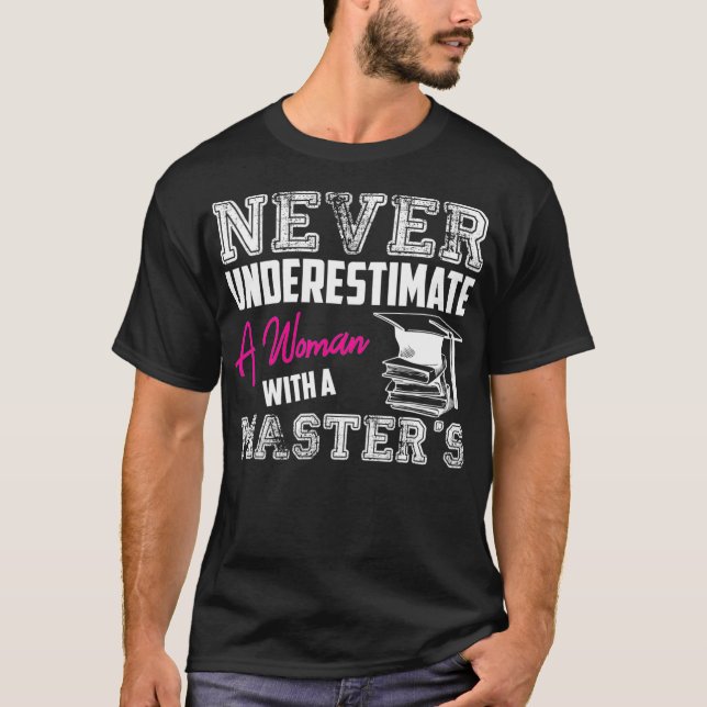 Underskatta aldrig en kvinna med magisterexamen  t shirt (Framsida)