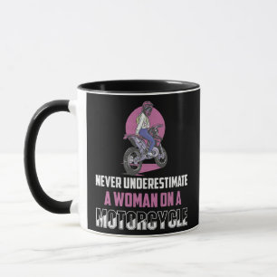Underskatta aldrig en kvinna på en motorcykelBiker Mugg
