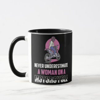 Underskatta aldrig en kvinna på en motorcykelBiker Mugg