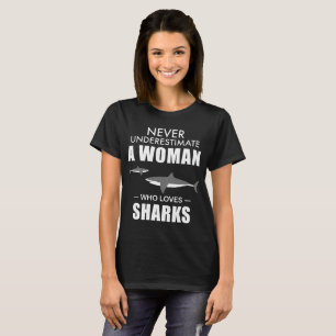underskatta aldrig en kvinna som älskar hajts-shi t shirt