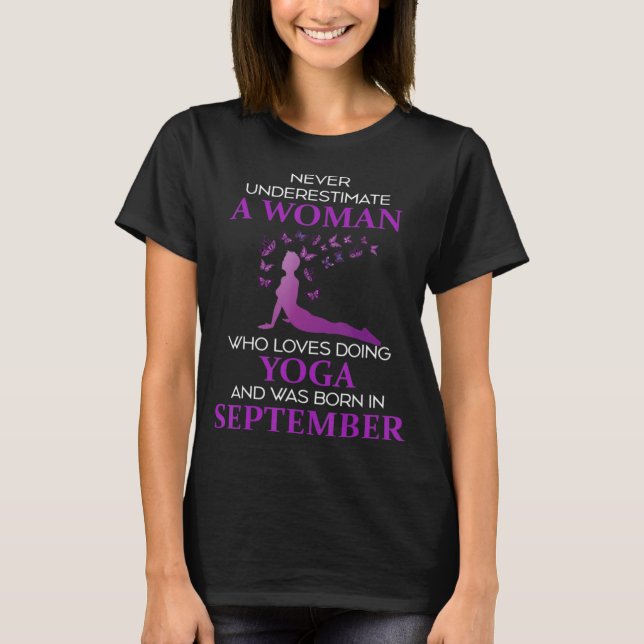 Underskatta aldrig en kvinna som älskar september t shirt (Framsida)