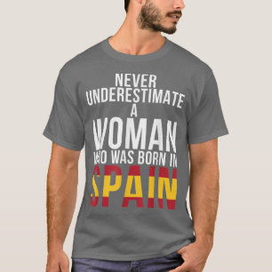 Underskatta aldrig en kvinna som är född i Spanien T Shirt