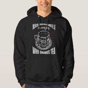 Underskatta aldrig en kvinna som dricker Tea Tea T Hoodie