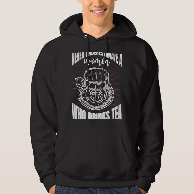 Underskatta aldrig en kvinna som dricker Tea Tea T Hoodie (Framsida)