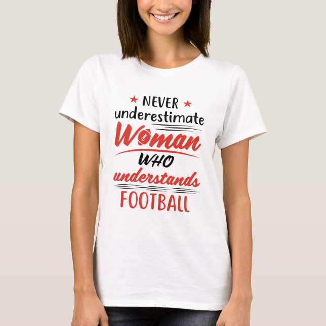 Underskatta aldrig en kvinna som förstår fotboll t shirt (Framsida)