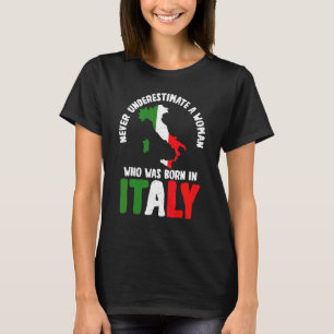 Underskatta aldrig en kvinna som fötts i Italien T Shirt