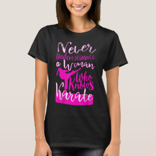 Underskatta aldrig en kvinna som känner till en ka t shirt