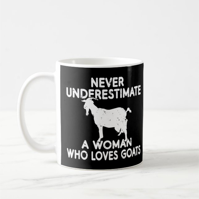 Underskatta aldrig en kvinna som kärlek Goats älsk Kaffemugg (Vänster)