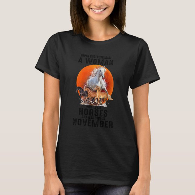 Underskatta aldrig en kvinna som Kärlek Horses Nov T Shirt (Framsida)