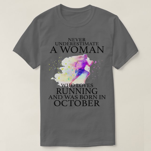 Underskatta aldrig en kvinna som kärlek Running oc T Shirt (Design framsida)