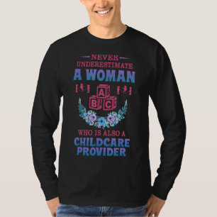 Underskatta aldrig en kvinna som också är barnbil t shirt