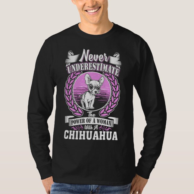 Underskatta aldrig en kvinnas makt med en kvinnlig t shirt (Framsida)