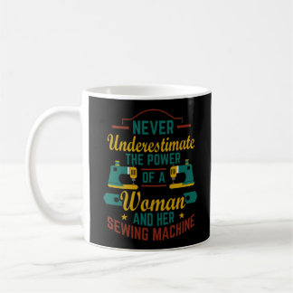 Underskatta aldrig en kvinnas och hennes makt kaffemugg