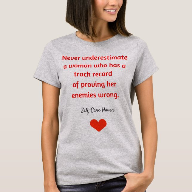 Underskatta aldrig en kvinnaT-tröja Tee Shirt (Framsida)