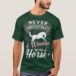 Underskatta aldrig en kvinnlig häst t shirt